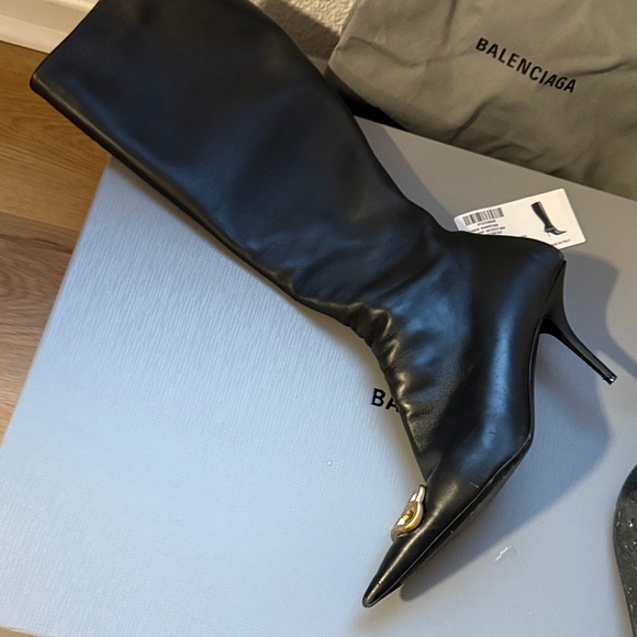 Balenciaga Black Boots with Gold Detailing - Picture 4 of 8